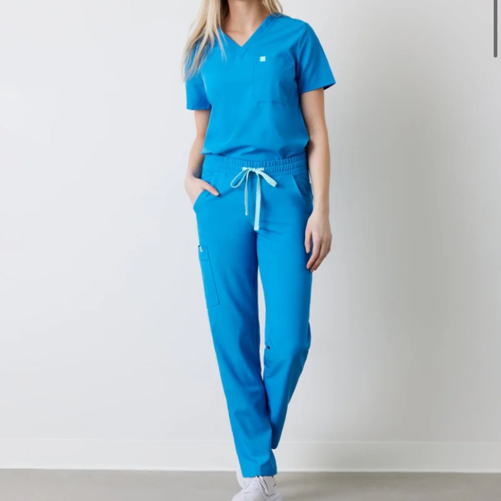 Azure blue garde malade Gabrielle & Julieta scrub set